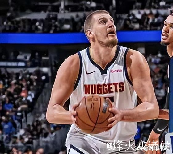 球员通道内掘金队友互相鼓舞，约基奇拍球走向赛场